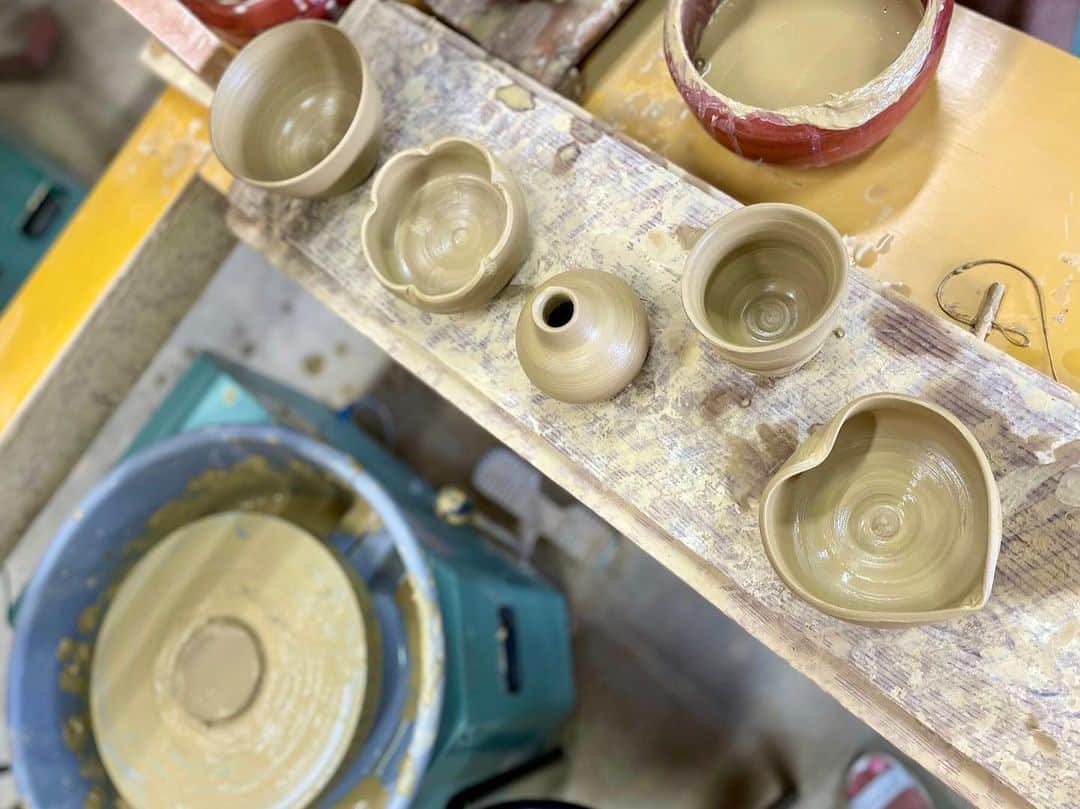 のインスタグラム：「👩‍🎨 . 初めて、ろくろ回した！ 師匠が褒めてくれたのが1番嬉しかった😂 出来上がりが楽しみ〜🙈✨」
