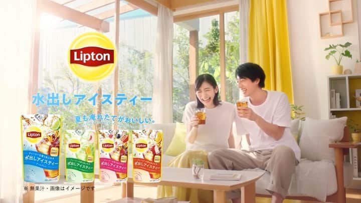 中田絢千のインスタグラム：「🍋 リプトン 水出しアイスティー CMに出演しています。  昔から馴染みのある紅茶に もともと飲んでいた水出しシリーズ…！ 嬉しいお仕事でした。 お手軽でおいしい、って最高ですね🌞  みてね！そして、飲んでみてね！ （〜待機中の一コマを添えて〜）#リプトン #lipton」