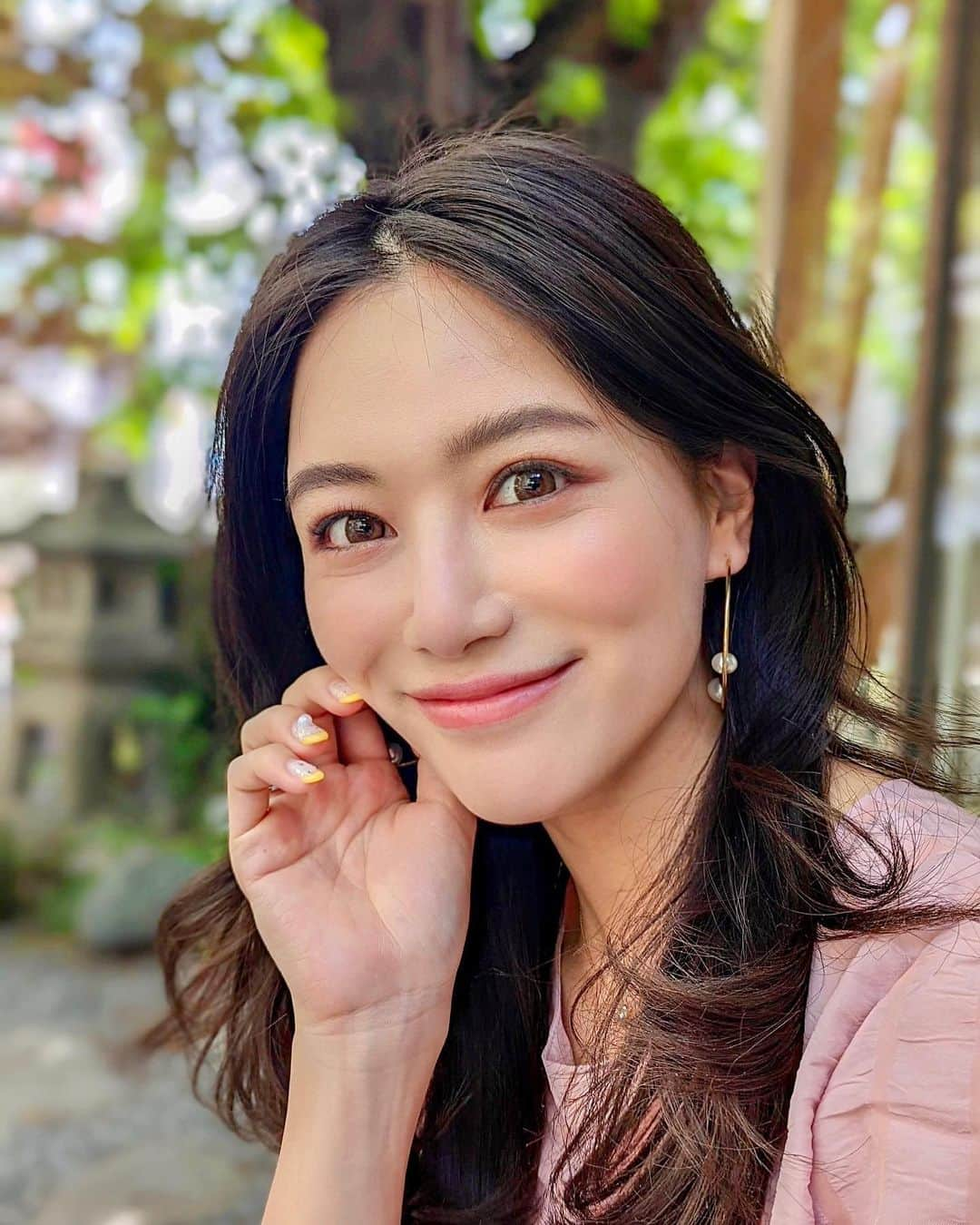 石井里奈さんのインスタグラム写真 - (石井里奈Instagram)「こんばんは💕 今夜は美容投稿💄✨ . 本当にわからないぐらいにナチュラルにイメチェンしたのですが、みなさんお気づきでしょうか？🥹❤️ . 実は先月から通い始めた @the_roppongi_clinic の @dr.sayakanagao 先生にオーダーメイドでヒアルロン酸を注入してもらいました💕🥺 . 1番の悩みはおでこの凹みで！それをそうだしに最初はいったんだけど、そこでさやか先生が丁寧にカウンセリングしてくれて顔全体のバランスを整えてもらい、綺麗なバランスのよい輪郭、横顔に変身❣️ もちろんおでこの凹みも取れて感動♥️なにより自分でもあれ？変わったかなって思うほど自然で嬉しい🥰 . 私は全部で5本のコースでお願いしました🙆‍♀️カウンセリングすると気づくこともあるし、自然で可愛くなれて本当に嬉しい🥰 是非同じ悩みある子はカウンセリングいって見て欲しいです！！ . 明日からお仕事❣️ 気合入れて頑張りましょ🔥 . #りなまるメイク #ザロク #ザロクのヒアル #美容クリニック #若返り #若返り美容 #若返りたい #ヒアルロン酸 #ヒアルロン酸注入 #横顔 #beforeafter #美容サロン #美容整形 #美容整形前後 #おでこ #輪郭 #輪郭整形 #イメチェン #コンプレックス #黄金比 #すっぴん #美容 #美容好き #美容好きな人と繋がりたい #アンチエイジング #美肌 #艶肌 #スキンケア #小顔 #六本木」5月8日 20時07分 - ri7tin1025