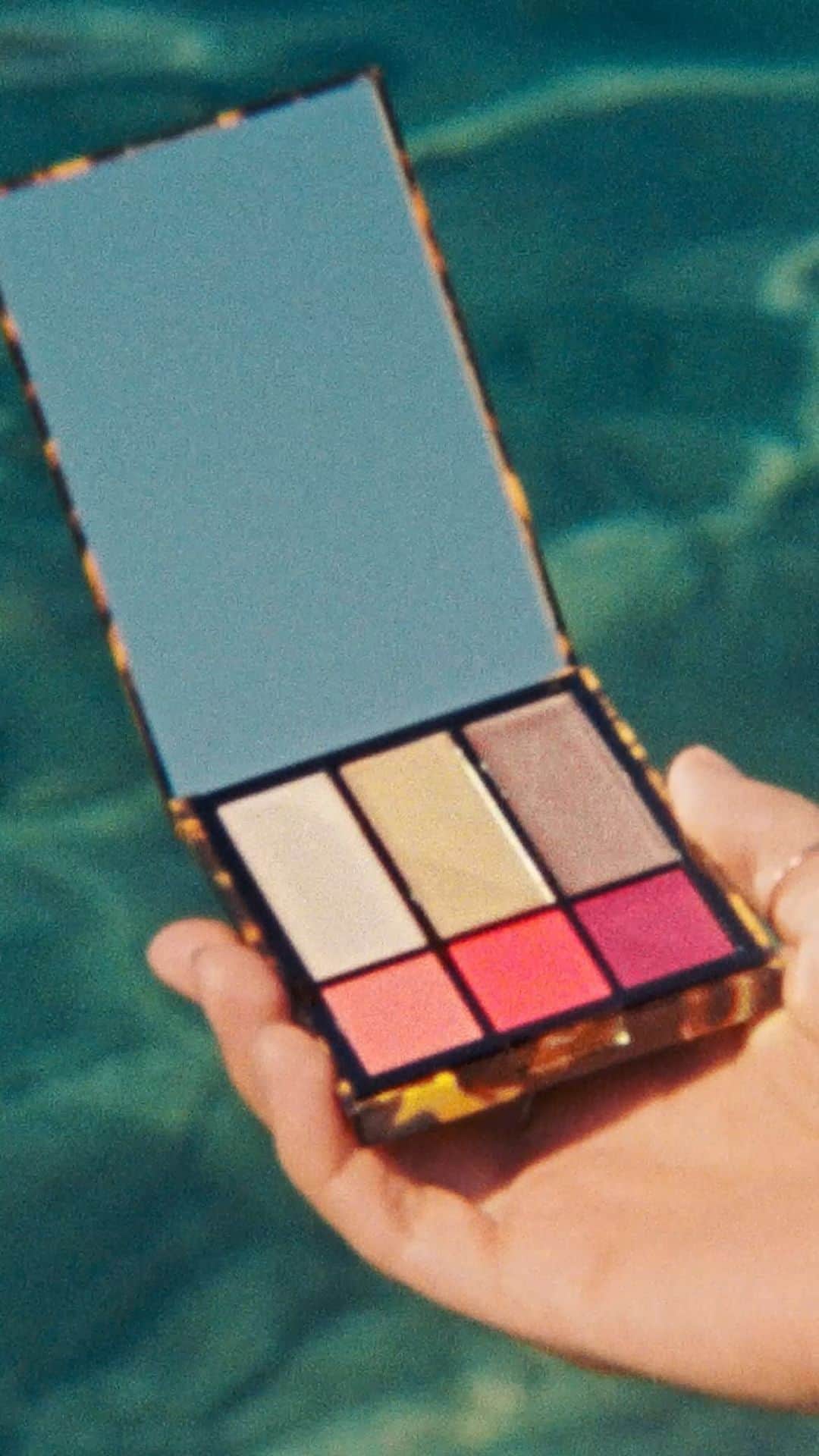 Jeanneのインスタグラム：「Our new @lesfillesenrouje Palette is officially available ✨💐✨💐✨💐✨💐  Link in story 💗」