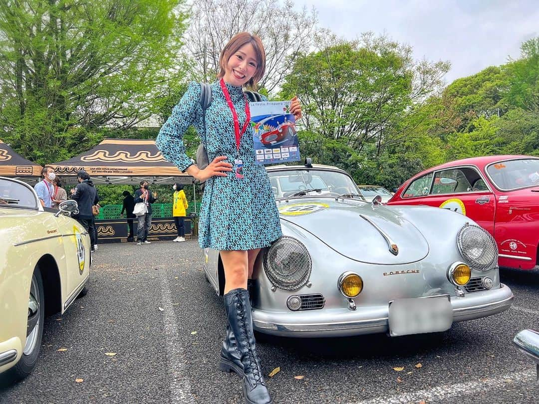 りほさんのインスタグラム写真 - (りほInstagram)「クラシックカー！！❤️🚘 名古屋で仕事だったので、前乗りして一人旅👀 クラシックカーのイベントに応援に行ってきました💕😆  La Festa Primavera2022🍀  近畿地方を中心にクラシックカーで1000kmを走る公道ラリー😳 名古屋市の熱田神宮をスタートして京都まで走るの🤩2府5県約1,250km！  たくさん古い車たちがいて圧巻！💕😳  車に乗らせてもらいました☺️この耳当て？イヤホン？ってつけるとテンション上がるのは私だけ？❤️🤣  革手袋もおしゃれでしてるのかと思ったら、ハンドルが固くて重いから革手袋をするということを知ってびっくり！💕🤣  おしゃれにもちゃんと理由があったのね😳ハンドルも今の車と全然違って固くて細い感じ✨  時代が違うとまた全然車も違うんだなーと古き良きものの良さがちょこっとわかりました☺️  車は1920年代から1960年代後半のヒストリックカーまで約60台✨博物館で見るような車も走る姿が見られてめちゃくちゃすごかった！！😍  マニュアル免許取ったから旧車でも運転出来ちゃうかなっ💕☺️笑 　 #ポルシェ356 #Porsche #Porsche356 #ポルシェ　#旧車　#旧車女子 #クラシックカー　#ラフェスタ #ラフェスタプリマベラ #classic #classiccar #classicgirl #車好き　#車好き女子 #車好きな人と繋がりたい #cargirl #一人旅女子 #一人旅　#マニュアル車 #マニュアル女子 #運転好き　#lafesta #lafestaprimavera #brm #熱田神宮」5月8日 20時13分 - ri1ho