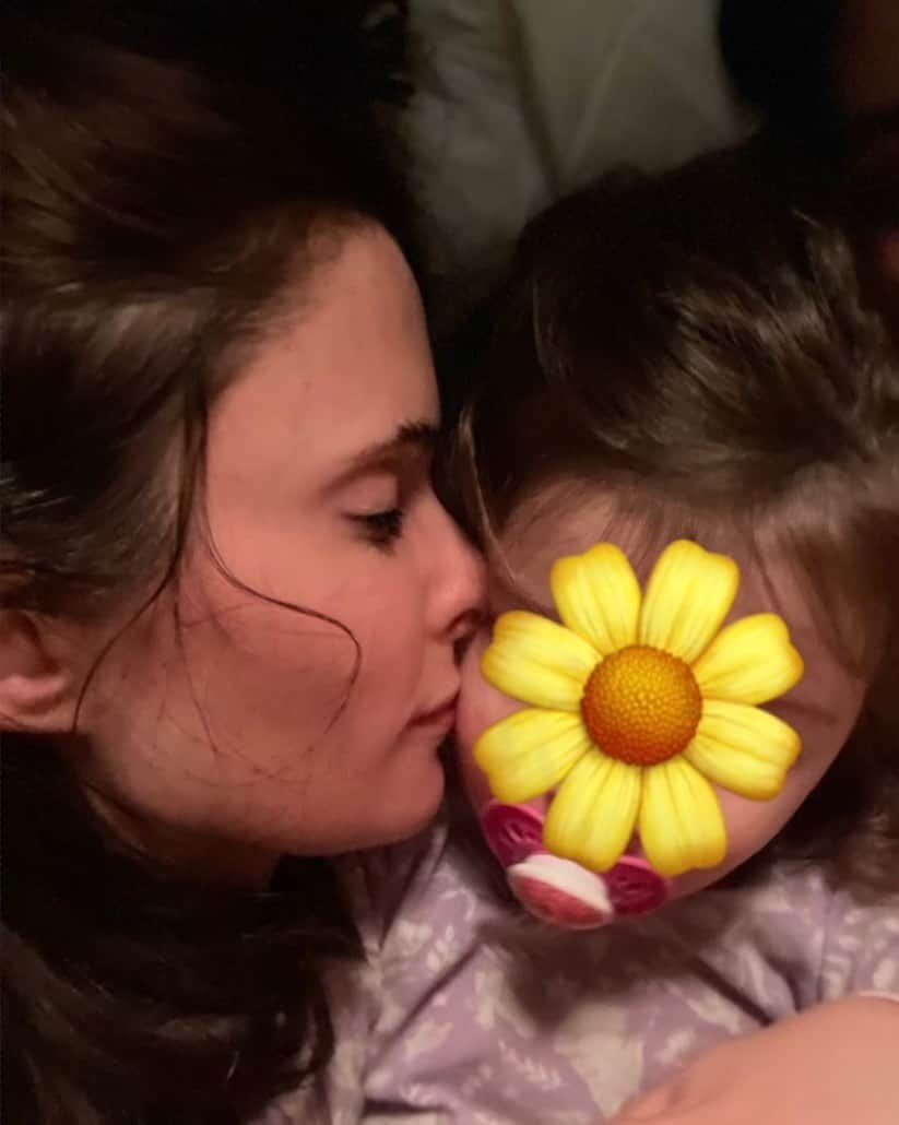 デヴィッド・ジュントーリのインスタグラム：「There she is folks. Happy Mother’s Day to the best momma around. She fiercely protects & unconditionally loves this little sunflower with all of her might. I am profoundly lucky that @bitsietulloch is my Viv’s mom. I love you!!!」