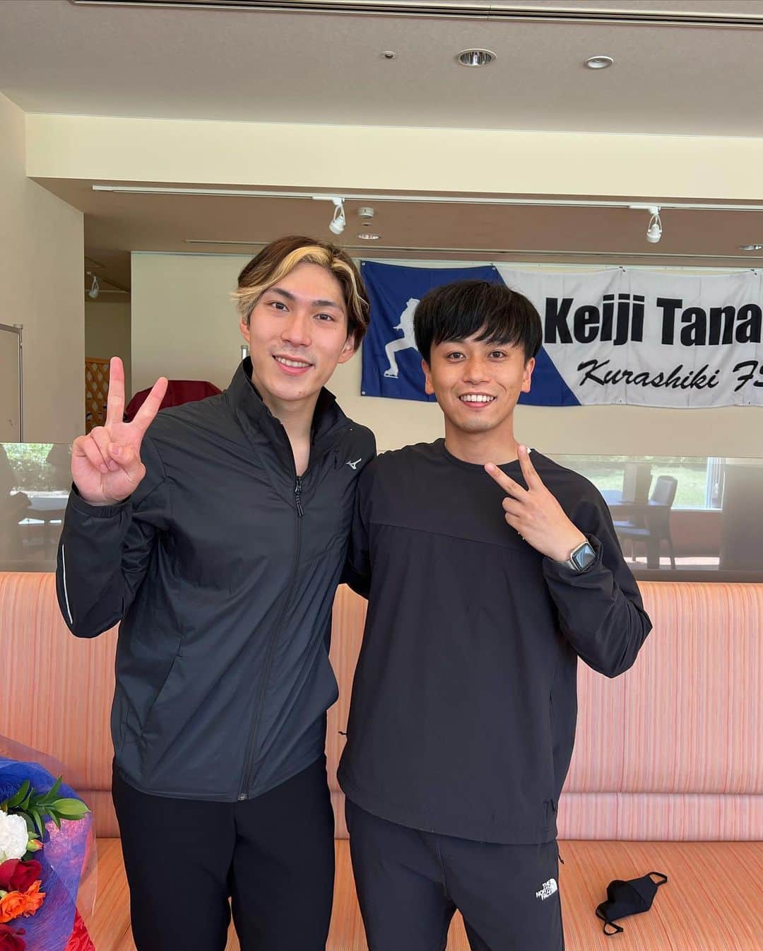 坪井遥司のインスタグラム：「#田中刑事 引退セレモニー お誘いいただき、会ってきました。  同郷の相棒が、ついに引退。 刑事と一緒に頑張った思い出は宝物。 これからも、かっこいい刑事を見せてね。 お疲れ様！！」