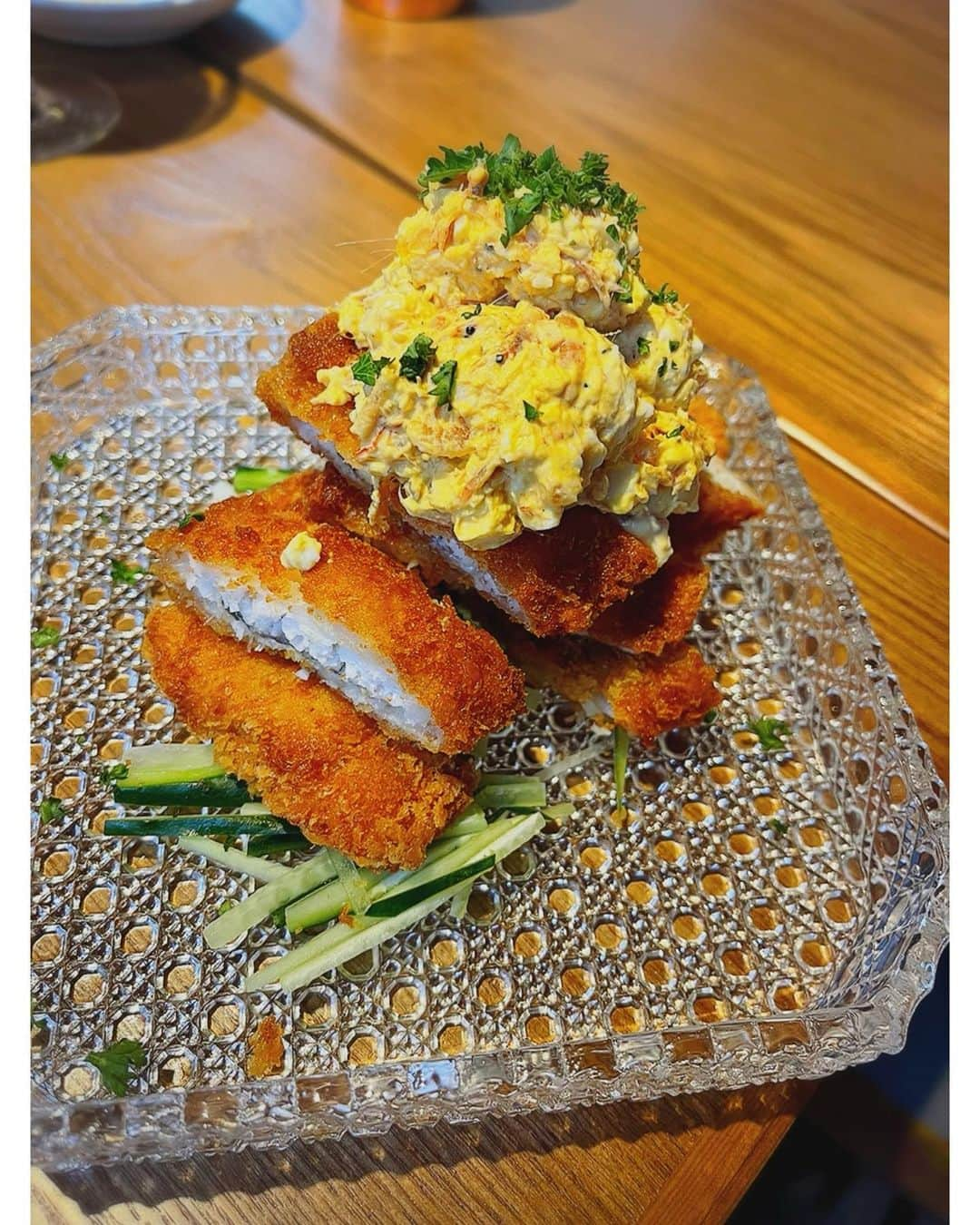 佐々木希さんのインスタグラム写真 - (佐々木希Instagram)「遂に！学芸大学「びゃく」🍻 大好きな「酒場きんぼし」の二店舗目で、オープンも楽しみにしていました！ 秋田の拘り野菜のおばんざい、お刺身、おでん、揚げ物、どれも本当に美味しくて、完全に食べ過ぎました🥺笑 そして店員の皆さんの活気溢れる感じが最高👏 ナチュラルワインもあり、この間の宮城旅で伺った目黒さんのワインが置いてあり、美味しく頂きました🍾✨  #びゃく #学芸大学 #秋田食材 #ナチュラルワイン」5月8日 20時35分 - nozomisasaki_official