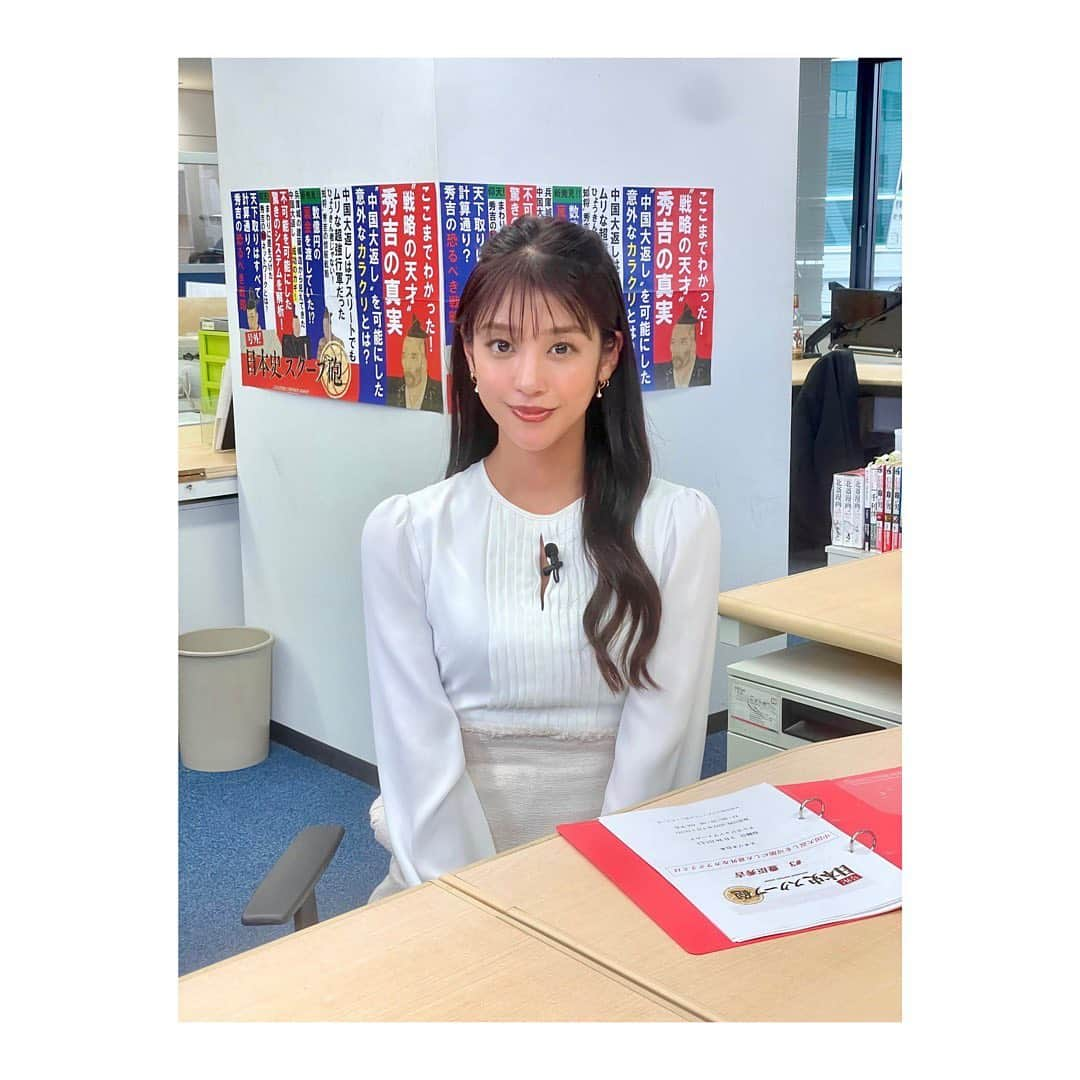 岡副麻希さんのインスタグラム写真 - (岡副麻希Instagram)「. 毎週日曜日21時〜22時放送 【#日本史スクープ砲！】（#BS松竹東急） ⁡ 今夜もよろしくお願いします⚔️ ⁡ おかげさまで視聴率が好調とのこと。 とてもありがたく、嬉しいです！ ⁡ 私自身、歴史小説が好きなんですけど、 読む時代にかなり偏りがありまして笑 興味ある、なしがハッキリです🥺 この番組を通して私も万遍なく 網羅することが目標です！！🥺 スタッフさんの力作CGは要チェックです🌼 ⁡ GYAOにて過去の放送回、見逃し配信中です♡ ⁡ ⁡ 三つ目レンズが割れているため ポートレートだと所々くもってます😗 修理か買い換えるか、悩み中。 ⁡ 衣装 １〜３枚目 👗#celford 💍#jouete 🎀 ⁡ ４枚目 👗#frayid 💍#jouete ⁡ ⁡ ⁡ ⁡ #日本史#GYAO #号外日本史スクープ砲」5月8日 20時38分 - maki_okazoe_official