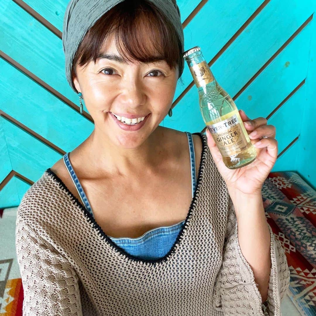 のインスタグラム：「FEVER-TREE MOCKTAIL BOOK✨ 『フィーバーツリーのある暮らし』に、インタビューが掲載されました🍾  フィーバーツリーは人工的な添加物不使用、天然素材にこだわった6種類のトニックウォーター。 再生可能なガラス瓶を使用したり、 サスティナビリティへの取り組みも🙆🏻‍♀️ 色んな場面で楽しめちゃう🍾🍾  私のおすすめレシピ『エスプレッソトニック』も紹介してます💁🏻‍♀️  ストーリーにURLを貼るので、ぜひチェックしてね🙌  @fevertree_jp  @fevertreemixers   #フィーバーツリー #フィーバーツリーのある暮らし #モクテル」
