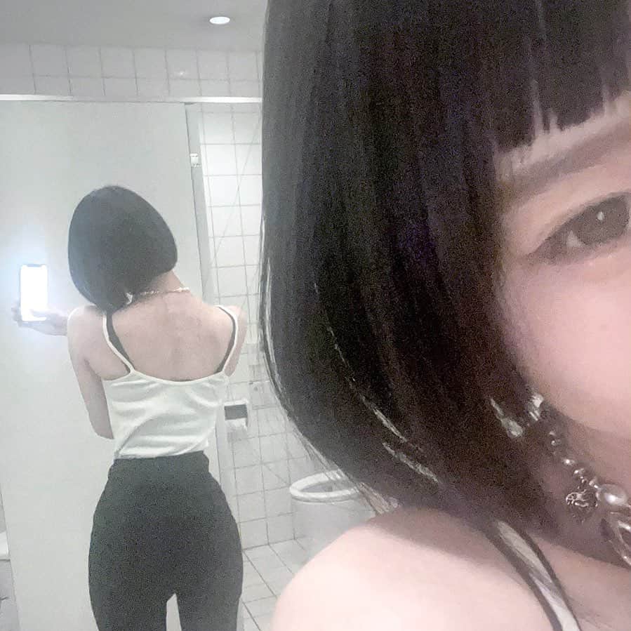 更衣室　下着 あのちゃんさんのインスタグラム写真 - (あのちゃんInstagram)「今日の更衣室、貸切新品トイレでしたやったー！ ₍ ᐢ. ̫ .ᐢ ₎更衣室よりトイレが好き  (見えてるの下着じゃないです)」5月8日 20時54分 - a_n_o2mass