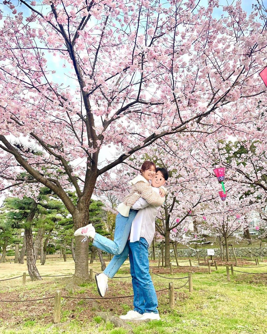 のインスタグラム：「いつも応援してくださっているファンの皆様、関係者の皆様へ  私事で恐縮ですが、かねてよりお付き合いさせていただいているマイラブさんと この度結婚する事になりました。  マイラブさんとは、母の紹介で出逢いました。 世間では、お見合いというのでしょうか？ 彼は6歳年下ですが、とても優しく、頼もしい方です。 私のことを、はちゃめちゃな人と言いながら面倒を見てくれています笑  彼氏ができました！と報告した時には、 ファンの皆様や周りの友人、お仕事させて頂いている方々から暖かいお言葉だけではなく、見守っていただけた事が本当に嬉しかったです！  これからも、感謝の気持ちを忘れずに お仕事を頑張りたいと思います。 今後ともどうぞ宜しくお願いします。  2022年5月8日.CinDy」