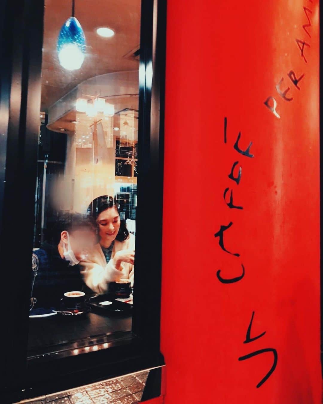 のインスタグラム：「I had wonderful holidays with u🤍  ほぼ仕事をせずにとことん息子と一緒に過ごそうと決めていた今年のGW。  この1ヶ月食べられなかった好物をたくさん食べ、行きたいところ、買いたいものはすべてコンプリート、お友だちへのサプライズ誕生日会も小学校訪問もすべて彼の望みを叶えられてお互い大満足。  更には、会わなかった間に成長した息子から、知識も感情も、たくさんのことを教わった。  そんな毎日を過ごして見送りを終えた今はというと、晴れ渡った空に向かって飛行機を飛ばしている彼の最終日の姿が瞼に焼き付いて離れない。  希望に満ちているのになんだかとても切なくて。  彼によってこんなに人生が彩られるなんて、正直なところベビーの頃は想像もしてなかったな。  そして、全力で息子と向き合った今回がこれまでの私の人生のどのGWよりも充実していたのは確か。  何事も、全力ってやっぱりいい。  さて気持ちを切り替えて、明日からまたお仕事、全力で楽しみましょうかね♪」