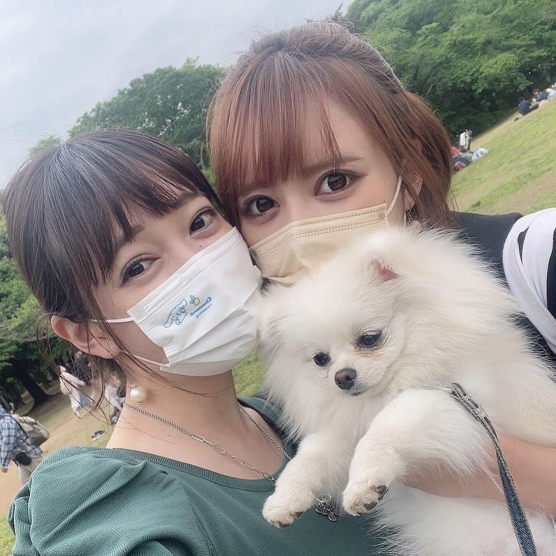 中村優香のインスタグラム：「推しとこの距離で写真撮れる世界線に感謝🥲🐬🦋  #yuuka🐶 #ちーむ水色 #オフ会 #代々木公園 #女子会ピクニック」