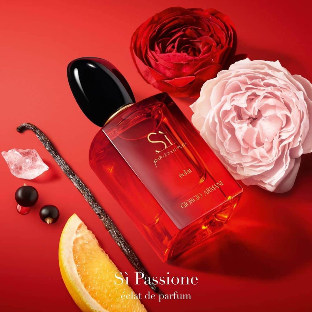 Armani Beautyさんのインスタグラム写真 - (Armani BeautyInstagram)「A luminous floral bouquet. This Mother’s Day, treat her to SÌ PASSIONE ÉCLAT DE PARFUM. Sparkling notes of fresh rose, citrusy bergamot and crisp blackcurrant accord conjure a passion to take on the world with grace and independence.  #Armanibeauty #ArmaniSi #SaySi #fragrance #MothersDay」5月8日 21時00分 - armanibeauty