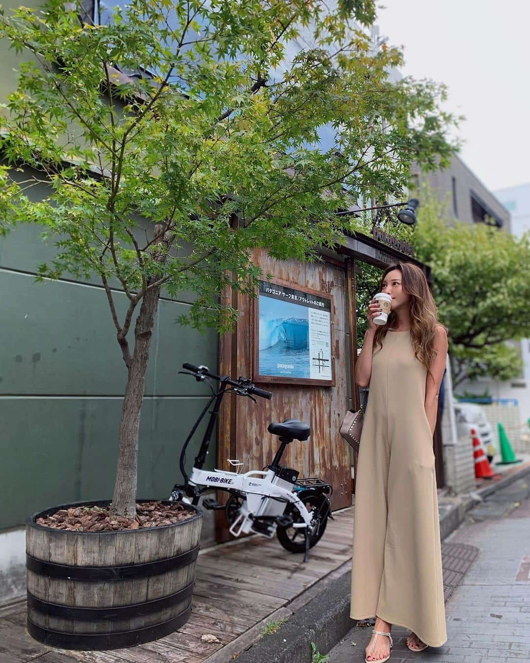 山崎みどりさんのインスタグラム写真 - (山崎みどりInstagram)「天気最高🌿  原宿〜表参道shopping🧳  Ralph Laurenで一目惚れしたシャツを買って、 patagoniaで一目惚れしたアウター買って サンローランで友達のbirthdayプレゼントを買った日。  💸))  shoppingずっとしてなかったけど たまにはいいね🤍  4枚目の写真は 表参道のサンローランの奥の個室。 個室でゆっくりさせてもらった🤍 ゴールドの木がかわいかったけどモノクロにしちゃった🫢  ────────────────────────── #ショッピング#shopping#ralphlauren #patagonia#ysl#saintlaurent #starbucks  @patagonia @starbucks @ysl #原宿 #harajuku  #表参道#omotesando」5月8日 12時56分 - midori_yamasaki_