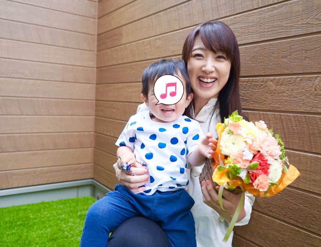 川田裕美のインスタグラム：「今年も母の日に素敵なプレゼント✨その笑顔だけで十分だー✨🥰 これからもよろしくね！🍀🍀  #母の日　#mothersday」