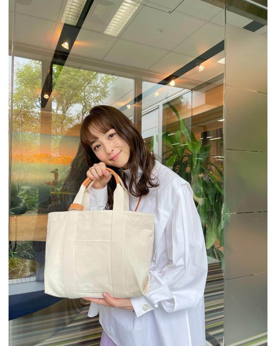 佐々木希さんのインスタグラム写真 - (佐々木希Instagram)「今日はドラマ撮影！ #iNtimite のbagに台本やらペンケースやら飲み物やら小物が沢山入っています👜」5月8日 13時13分 - nozomisasaki_official