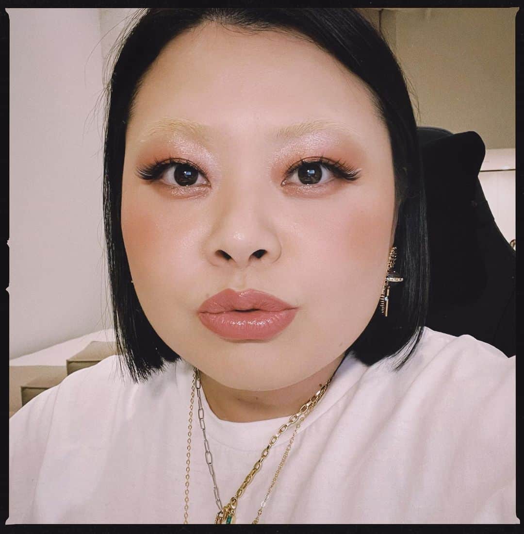 渡辺直美のインスタグラム：「人生で一度はやってみたかった眉毛の脱色してみたにょ🥹(言い方古いw)  メイクがまた楽しくなりそう🧸 ちなみに眉毛描く時間無くなったから超楽👁 意外と横から見たら眉毛があるのはわかるよね👺  ちなみにフラッシュ焚いたら100%眉毛は飛ぶにょ🦋🌸  そしてわたくしの毛は伸びるのが早いので、多分5日後には半分伸びて虎柄になってると思う😂それも楽しみw  感想お待ちしております✍🏼 ちなみに、メットガラのケンダルより1日早くやりました😂😂 正直ケンダル見て安心したにょw あ、大丈夫だなってw」