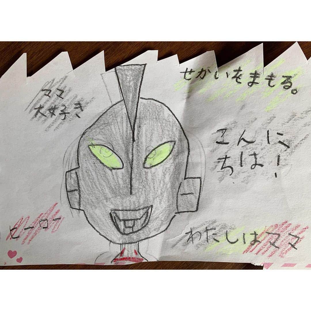 のインスタグラム：「母の日ですね。💐 世界中のお母さんたち、おめでとう。 そしていつもありがとう。  娘が母の日の絵を描いてくれました！ 「はい、これママ」だって。 「こんにちは、わたしママ」の台詞が好きです。 ウルトラマンにするなら、 ウルトラの母もいるんだよと、前もって教えてあげればよかったです。 うれしいよ。 ありがとう。  #母の日」