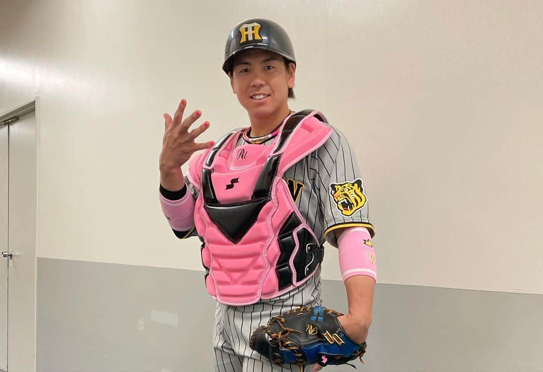 阪神タイガースさんのインスタグラム写真 - (阪神タイガースInstagram)「5月8日中日戦、本日の試合前練習の様子です！ 「母の日」仕様のピンクの装いで戦います！ #happymothersday  #髙山俊 選手 #梅野隆太郎 選手 #中野拓夢 選手 #小野寺暖 選手 #岩崎優 選手 #岩貞祐太 選手 #浜地真澄 選手 #坂本誠志郎 選手 #熊谷敬宥 選手 #齋藤友貴哉 選手 #阪神タイガース  #イチにカケル！」5月8日 13時46分 - hanshintigers_official