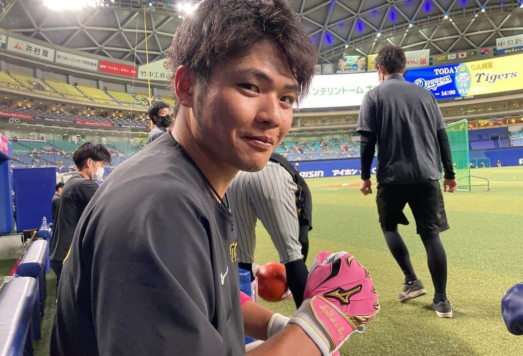 阪神タイガースさんのインスタグラム写真 - (阪神タイガースInstagram)「5月8日中日戦、本日の試合前練習の様子です！ 「母の日」仕様のピンクの装いで戦います！ #happymothersday  #髙山俊 選手 #梅野隆太郎 選手 #中野拓夢 選手 #小野寺暖 選手 #岩崎優 選手 #岩貞祐太 選手 #浜地真澄 選手 #坂本誠志郎 選手 #熊谷敬宥 選手 #齋藤友貴哉 選手 #阪神タイガース  #イチにカケル！」5月8日 13時46分 - hanshintigers_official