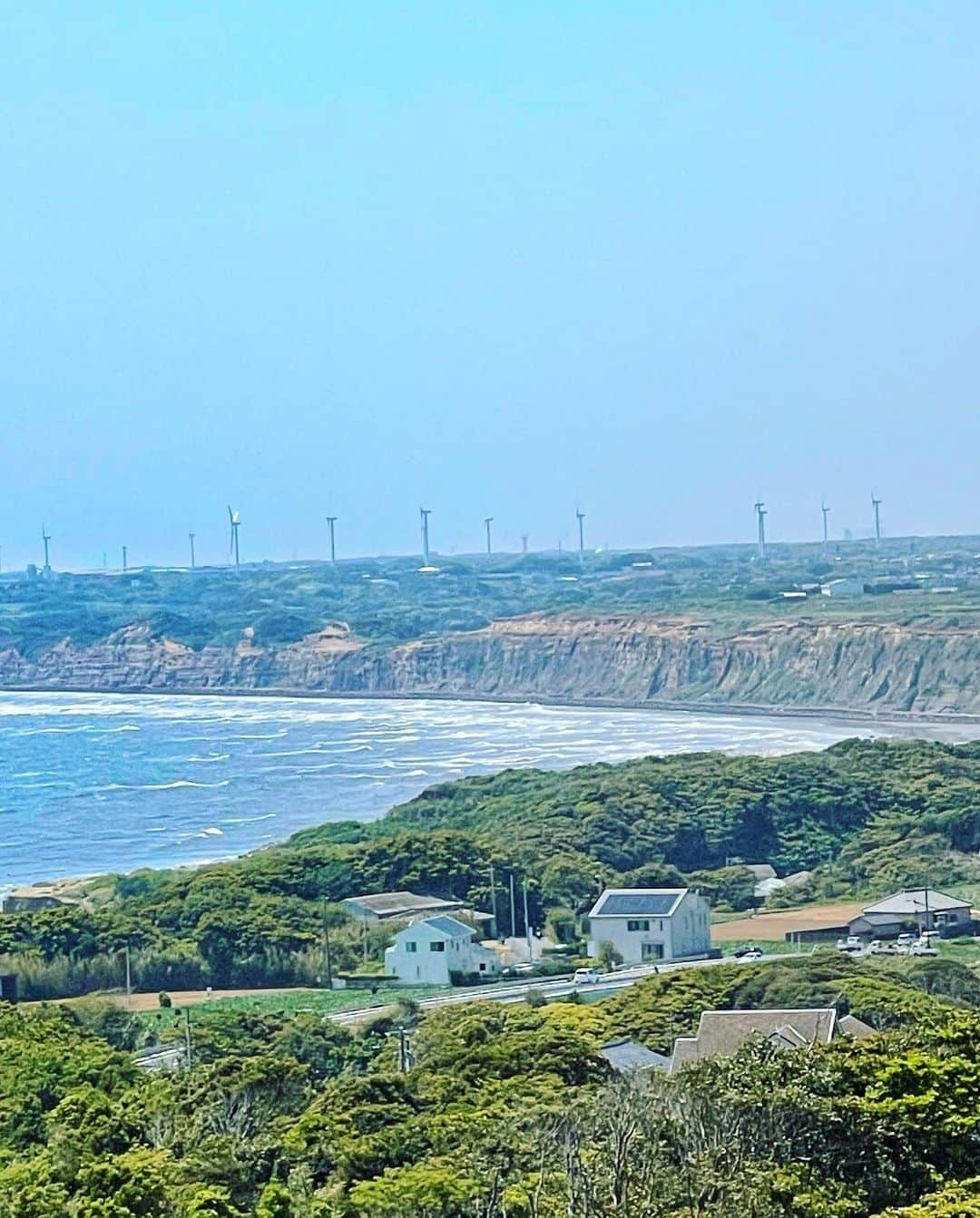 アンミカさんのインスタグラム写真 - (アンミカInstagram)「銚子市から旭市の刑部岬までの約10km、高さ40mを超える海食崖の【東洋のドーバー・屏風が浦】  歌川広重の浮世絵にも描かれた、さまざまな地質時代の大地の成り立ちがわかる地層の美しい雄大な自然の姿を、旦那様と見て参りましたよ✨✨  約300万～100万年前の地層、約10万年前の地層、関東ローム層など様々な時代の地質が重なっていて、海水浴場や遊歩道から、その姿を見ることができます。  「北総四都市江戸紀行」として、日本遺産に認定され、国名勝・天然記念物にも指定されているこの地。  関東に住んでいて、近くに素晴らしい自然の姿が沢山あると知り、もっと近距離旅を楽しみたいと思うようになりました😊  素敵な場所に来るとつい、両親と訪れたかった。。。と思ってしまうけど、必ず一緒に見てる気がします❤️  愛と感謝に満ちた母の日になりますように💐」5月8日 13時48分 - ahnmikaofficial