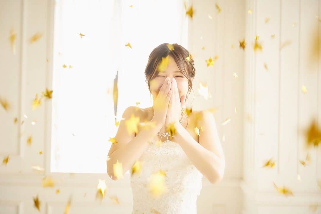佳村はるかのインスタグラム：「結婚式はあいのなかで ありがとうございました。  お星様は スタッフさんが何度も拾って集めては投げて下さって本当に感謝でした⭐︎  @wedding_ainaka のインスタとTwitterで別の写真も載せて頂いているので よかったら見てみて下さい✨  #結婚式はあいのなかで  #エルブライトハウス  #文化放送 #ウエディングドレス #weddingdress  #星が舞いまくってるバージョン」