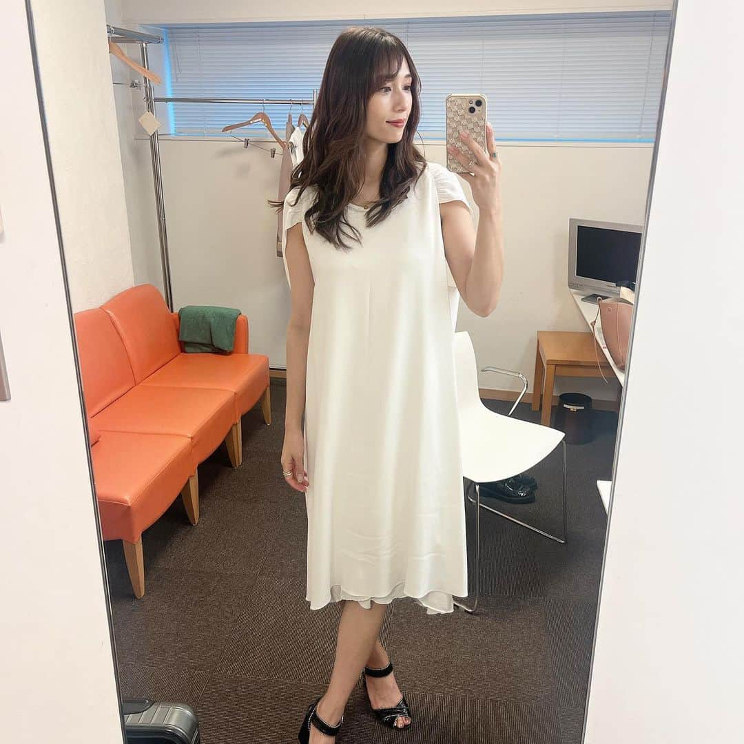 広瀬未花さんのインスタグラム写真 - (広瀬未花Instagram)「昨日の旅サラダはいかがでしたか？ 先週に引き続き、オランダの旅をご紹介しました🇳🇱 紀元前にローマ人が築いたといわれる、オランダでも最古の街〝マーストリヒト〟をご紹介しましたよ！  ベルギーとドイツに隣接する場所にあるため、国境の街として様々な国の文化が交錯している魅力的な街なんです✨本当に行きたくなりますよね〜😆♪  今回もオランダ在住のマイケさんに 素敵な旅をお届け頂きました❤️ 本当にありがとうございます✨  来週も‼️ オランダの旅をご紹介します🇳🇱 お楽しみに〜❤️  今回の衣装は大好きなブランド @therow  @maisontherow  のホワイトドレスにゴールドのジュエリーを合わせました！  オンオフともにかなり着てるブランドです♪ 上質で洗練されているデザインで、 シルエットもとても綺麗で大好き💕  Doei👋(またね🇳🇱)  #旅サラダ #生放送 #旅 #オランダ #マーストリヒト #来週もお楽しみに❤️」5月8日 14時45分 - micahirose