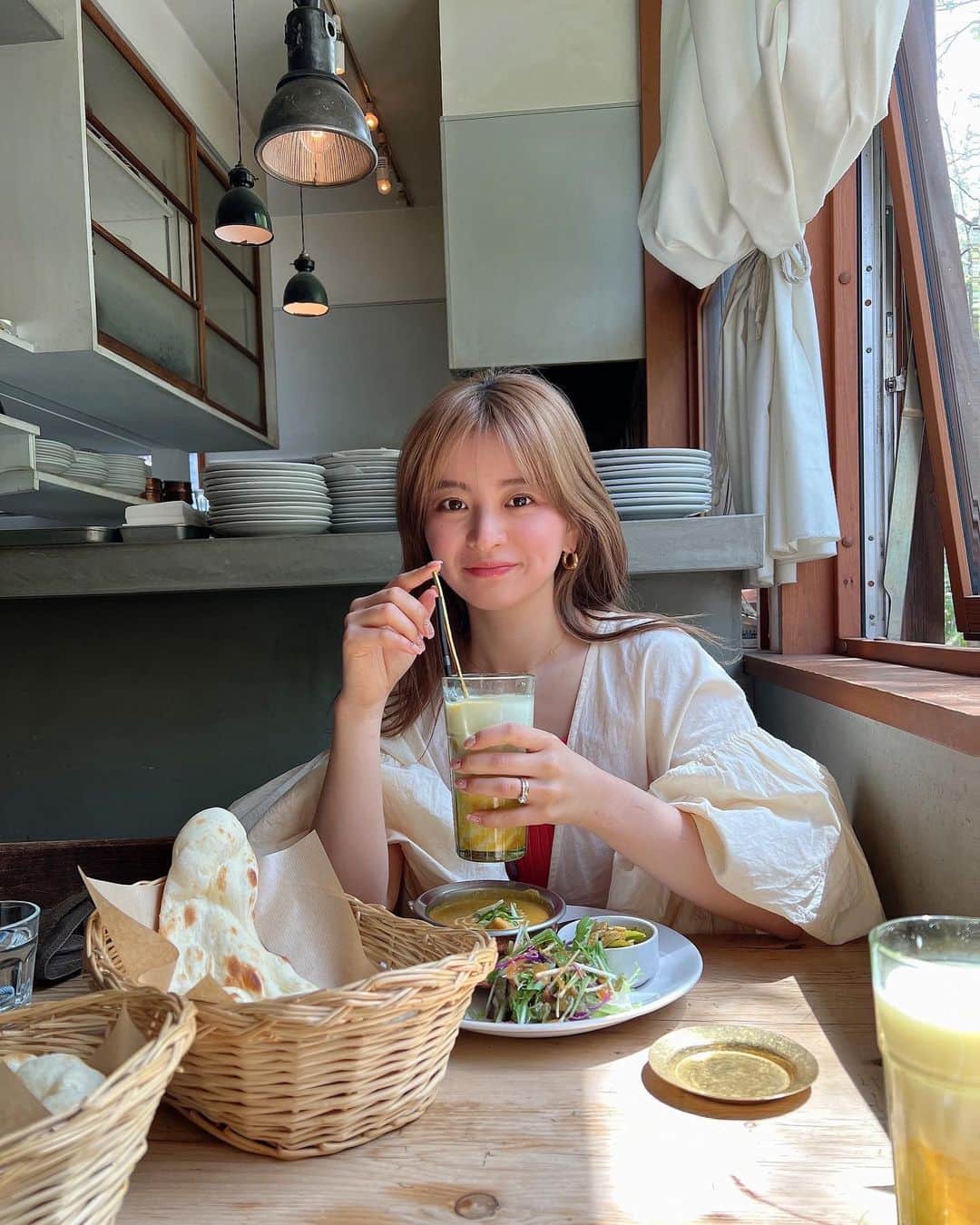 のインスタグラム：「帰ってきたら 高確率で行くカレー屋さん🍛  ここのナンすごく美味しいの🫶🏻」