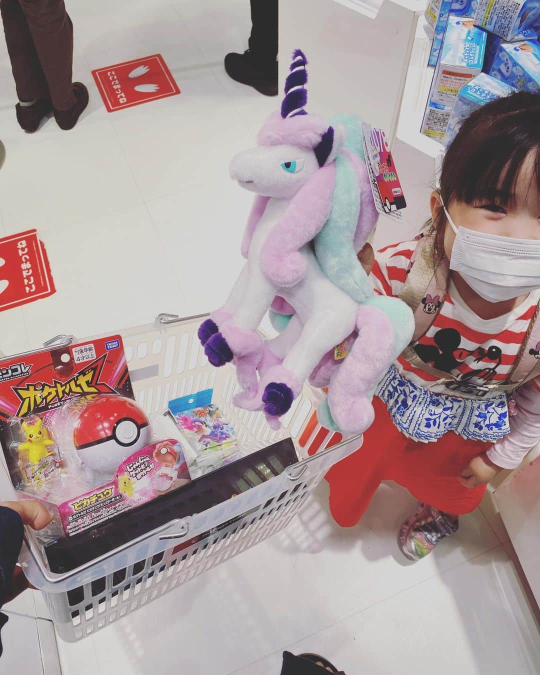 伊藤正樹のインスタグラム：「ポケモンカード始めました。 大人になって始める楽しさ。  全く忘れてしまったやり方 #ポケカ」