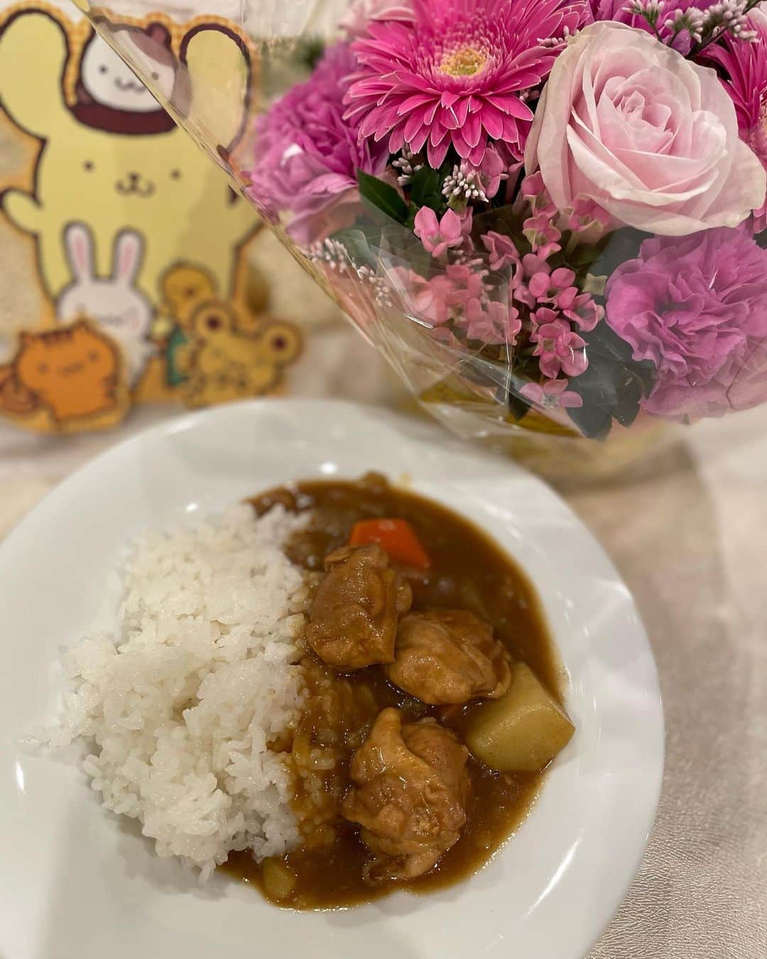 山口もえのインスタグラム：「・  母の日 こども達とパパさんがカレー🍛を♡ 薄味だったけど美味しかった💕 年に一回の母の日だけじゃなくて 日頃から作ってくれても良いんだけどなぁ…笑 GWも終わり 明日からいつもな日常頑張りましょう  #母の日 #カレー#親子#手作り #年に一回じゃなくて良いんですけど #いつでも晩ごはん作ってくれて #良いんですけど…」