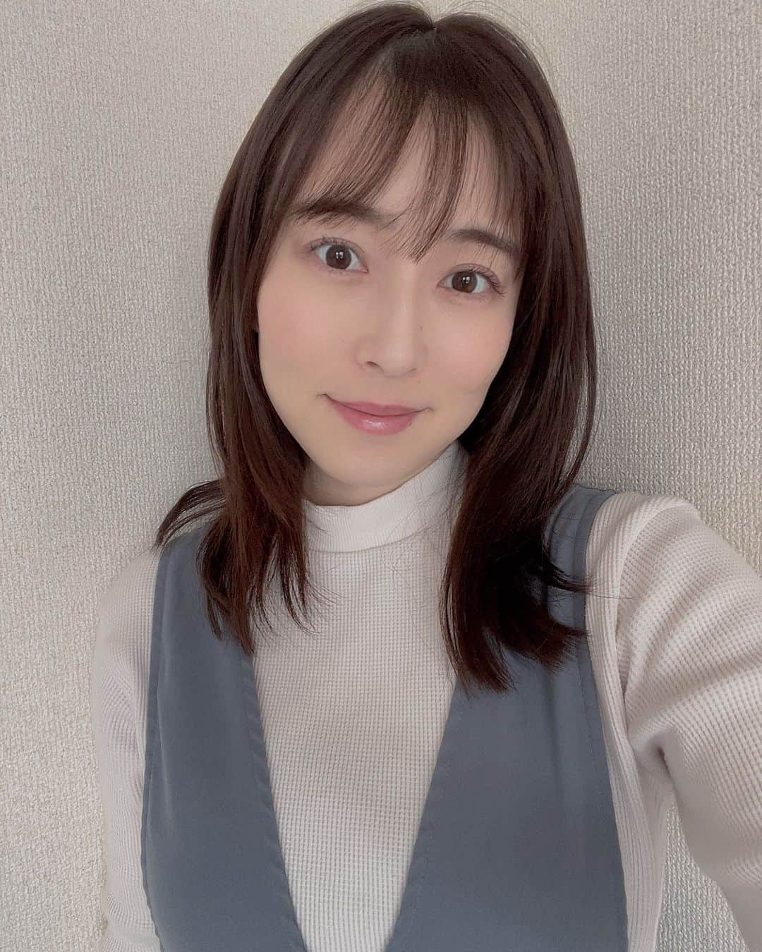 薄井しお里さんのインスタグラム写真 - (薄井しお里Instagram)「競馬🏇と🆕ヘアーの話🕊✨ ・ NHKマイル的中できました🌷 最近少し不調だったので思い切ってBOXに💭 皆様は私の買い目というより、一つの策だと思って、ご自身の予想に落とし込んでいただければと🫣 のっかってー！という自信ありありな時は声を大にして言わせていただきますね！！ 今回は自信が少し戻ってきたので、当たって嬉しい♡ ・ 昨晩の生配信で気づかれた方もおられましたが（ありがたや〜）髪を切りました🕊♡ VIRGOの伊藤さんにお願いしました😌👌すこし髪が伸びてきたのでカラーもお願いして、今回は思い切ってすいていただき、中も軽やか！！ 重めが流行だったので最近まで私としてはかなり重めに伸ばしてきたんですが、どうもやっぱり90年生まれとしては、ウルフとかセミウルフ、ナチュウルフ、、もう頭の中はウルフだらけで、、 今回はウルフまでは行かなかったけど、ちょいと近い仕上げにしていただき、巻いたらこれまた印象の違う、いつもと違う私に仕上げていただきました🫶🏻ばんざーい！ ・ ドライヤーの時間が全然違う〜 誕生日前に整えられてよかったです😇✨ #VIRGO #美容院　#カラーカット　#原宿美容院　#表参道美容院　#明治神宮前美容院　#いつかはウルフ」5月8日 21時17分 - shiori.uuu