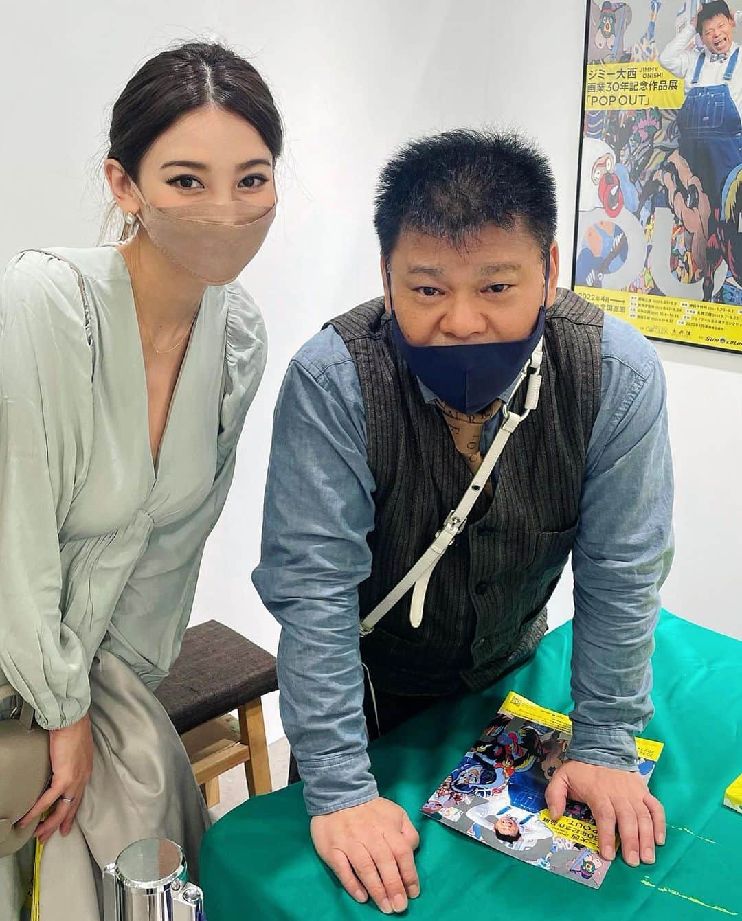 里海のインスタグラム：「ジミー大西さんの 画業30年記念作品展に 行ってきました😊😊  昔から @jimmyonishi ファンなので、 なによりも、一緒に写真が撮れて 嬉しかったです🥹  作品がどれも 色使いや配色が美しく 構図が非常に独特で とても素敵でした🥰」
