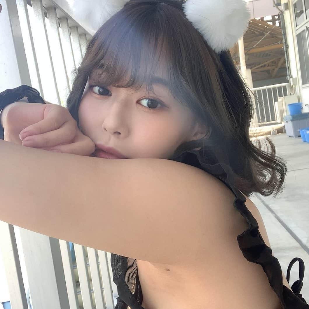 のインスタグラム：「にゃん🐈❤️  #グラビアアイドル #gravureidol #gravure #instagravure #インスタグラビア #和地つかさ #instagood  # #ポートレート  #film #filmcamera #instagood #フィルムカメラ #撮影 #portrait #idol #makeup  #shorthair #ショートヘア #ボブ」