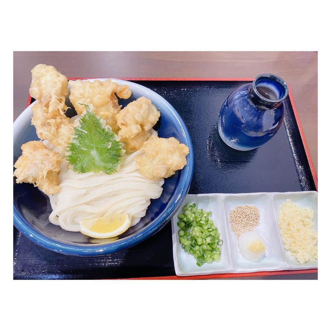 石井奏美のインスタグラム：「暑い日はやっぱりうどん💡 別邸なりやさんのとり天ぶっかけ✨  香川で働いていて唯一困ることが、美味しいうどんがありすぎて夏も沢山食べてしまうこと…  まぁ夏バテするよりはokということで…🙆‍♀️笑  #香川#高松#香川グルメ#高松グルメ#香川うどん#讃岐うどん#うどん」