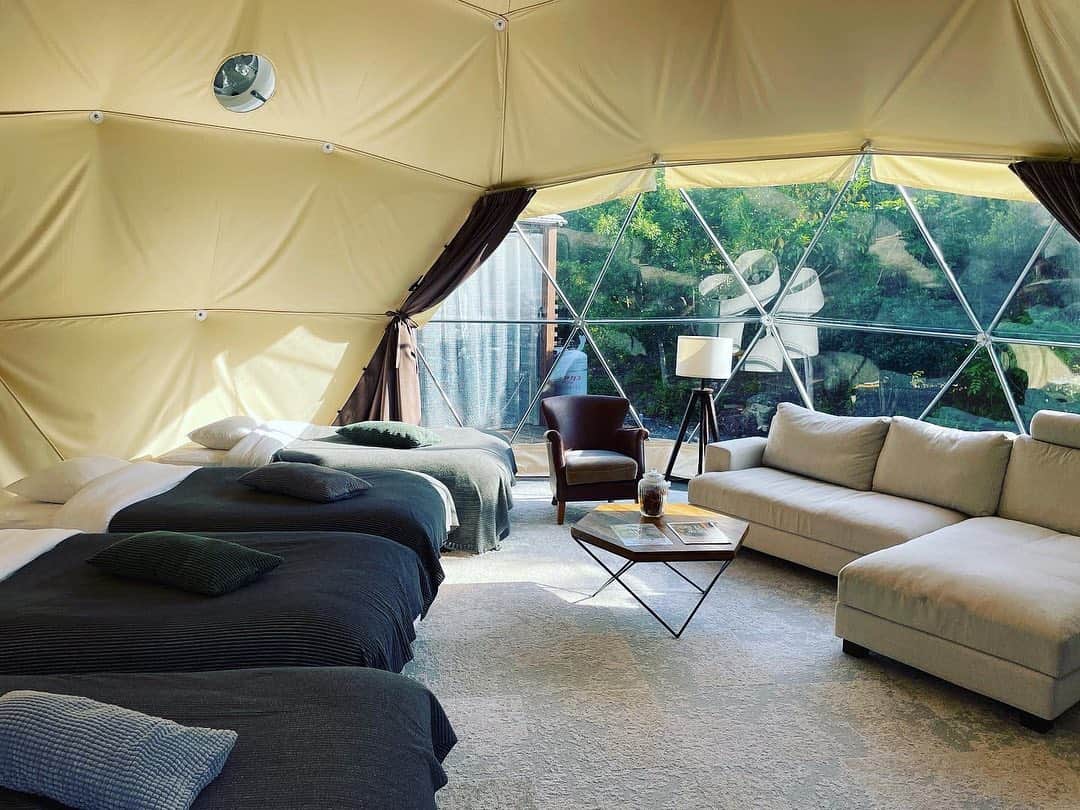 関本賢太郎のインスタグラム：「グランピングに行ってきたよ⛺️ キャンプの良さ🏕とホテルの良さ🏨そんな両方のいいとこ取りがまさにグランピング✨✨  キャンプしてるような感覚になれるドームに泊まってバーベキューをする🍖 そしてキャンプではなかなか難しいフカフカのベット🛏で冷暖房完備のドームで寝る💤 食べ物はスタッフさんが持って来てくれてドリンクは無料飲み放題🍻 夜には地元のミュージシャンによるライブがあったり無料バーカウンターで飲み放題🥂  邪魔くさい準備や片付けはしたくない❗️ アウトドア、バーベキューはやりたい❗️ いい部屋、いいベッドで寝たい❗️ そんな貴方にはグランピングです❗️ いや❗️もうあなたはグランピーです✨  #グランドーム伊勢賢島 #ゴールデンウィーク #アウトドア #高級ホテル #お酒飲み放題 #酒弱い夫婦 #キャンプ #グランピング」