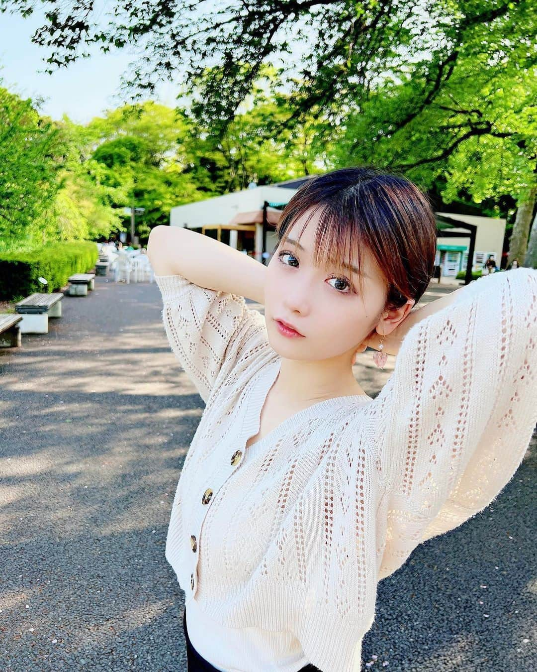 美女美容事情さんのインスタグラム写真 - (美女美容事情Instagram)「《美女とお散歩🚶‍♀️☀️☘️》⁠⠀ *⠀⠀⠀⠀⠀⠀⁠⠀⁠⠀⁠⠀⁠⠀⁠⠀ 今回ご紹介させて頂きますのは!!👀❤️⁠⠀⁠⠀⁠⠀⁠⠀⁠⠀ 宮本ひよりさん<@hiyori___1209> の素敵なお写真📸⠀⁠⠀⁠⠀⁠⠀ *⠀⁠⠀ 彼女とデートなう風でドキっとしますね❣️✨⠀ こんな美人さんとお散歩してみたいです😍💖⠀⠀⠀⁠⠀⁠⠀⁠⠀⁠⠀⁠⠀ *⠀⁠⠀⁠⠀⁠⠀⁠⠀⁠⠀ 宮本ひよりさん<@hiyori___1209> 素敵な投稿をありがとうございました☺️📸✨⠀⁠⠀ 宮本ひよりさんのアカウントには他にも素晴らしい投稿が沢山ありますので是非覗いてみてくださいね💁‍♀️💙⁠ ⁠⠀ ⠀⠀⁠⠀⁠⠀⁠⠀⁠⠀ △▼△▼△▼△▼△▼△▼△▼△▼△▼ ⁠⠀⁠⠀⁠⠀⁠⠀ ❤️🧡💛「ビジョビ (美女美容事情)」💚💙💜⠀⠀⠀⠀⠀⠀⠀⠀⠀⠀⠀⠀⠀⠀⁠⠀⁠⠀⁠⠀⁠⠀⁠⠀⁠⠀ 👇掲載ご希望の方は👇⠀⠀⠀⠀⠀⠀⠀⠀⠀⠀⠀⠀⠀⠀⠀⁠⠀⁠⠀⁠⠀⁠⠀⁠⠀⁠⠀ @b_b_j.jタグ付けと🖤 #ビジョビ ⁠⠀⁠⠀ 🖤タグ付けお願いします⠀⠀⠀⠀⠀⠀⠀⠀⠀⠀⠀⠀⠀⠀⠀⁠⠀⁠⠀⁠⠀⁠⠀⁠⠀⁠⠀ △▼△▼△▼△▼△▼△▼△▼△▼△▼ ⁠⠀⁠⠀ #美女#美人#お散歩#お散歩コーデ⠀ #春コーデ#ショート女子#⠀ #インスタ美女#インスタ美人」5月8日 17時42分 - b_b_j.j