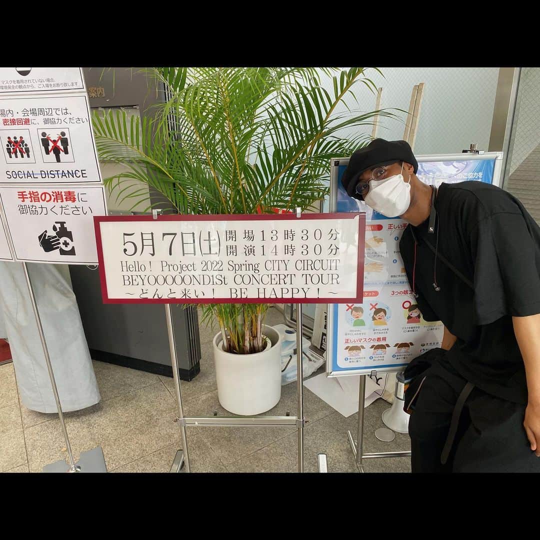 のインスタグラム：「. BEYOOOOOND1St CONCERT TOUR  ～どんと来い! BE HAPPY!～ @ 中野サンプラザ  2年の月日を経てやっと拝むことができたビヨライブ。。 今のビヨーンズを具体化するライブだった！！ 最強。 みんなのエネルギーがすんごすぎた。 セリフも覚えて歌も覚えて、脳みそどうなってんの？！ て、なる。。。 大好きなのに、またさらに大好きなった。。 語彙力なくてすいません（笑）  #ビヨーンズ #BEYOOOOONDS #どんと来いBEHAPPY」