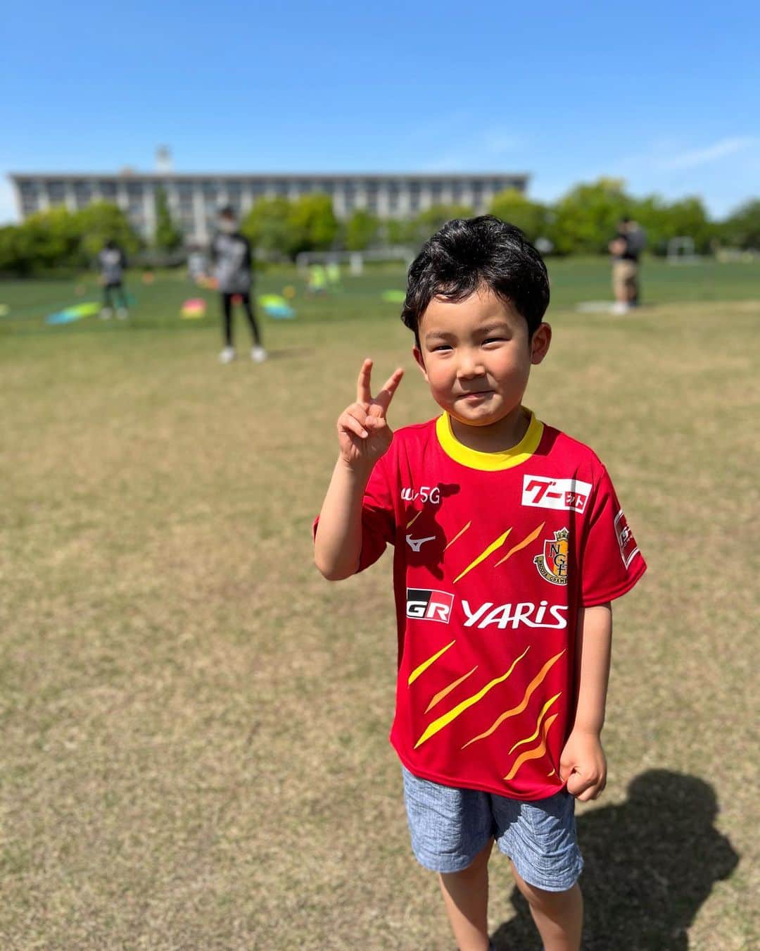 のインスタグラム：「グランパスのサッカー1日体験✨ いつもはお庭や公園で一人もしくはパパとの球蹴りのみでしたが広いグラウンドで初めてサッカーできました⚽️  #グランパス #豊田スタジアム #初サッカー #mizuno」