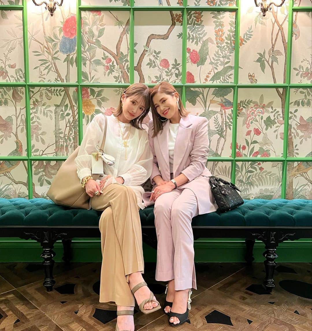 *✭ᏋണᎥ✭*のインスタグラム：「ㅤㅤㅤㅤㅤㅤㅤㅤ ろみろみちゃんが誘ってくれて 素敵空間にお邪魔しました💚💗💚 ㅤㅤㅤㅤㅤㅤㅤㅤ グリーンとピンクで飾られた店内と 素敵なおもてなし。 ㅤㅤㅤㅤㅤㅤㅤㅤ そして何より素敵なお友達と過ごす時間は何にも代え難い。 ㅤㅤㅤㅤㅤㅤㅤㅤ 本当にありがとう♡ ㅤㅤㅤㅤㅤㅤㅤㅤ #gucciosteria #gucci #ginza#lunch #friends #グッチオステリア#グッチ#銀座#銀座ランチ#銀座グルメ#素敵空間#おもてなし #ランチ」