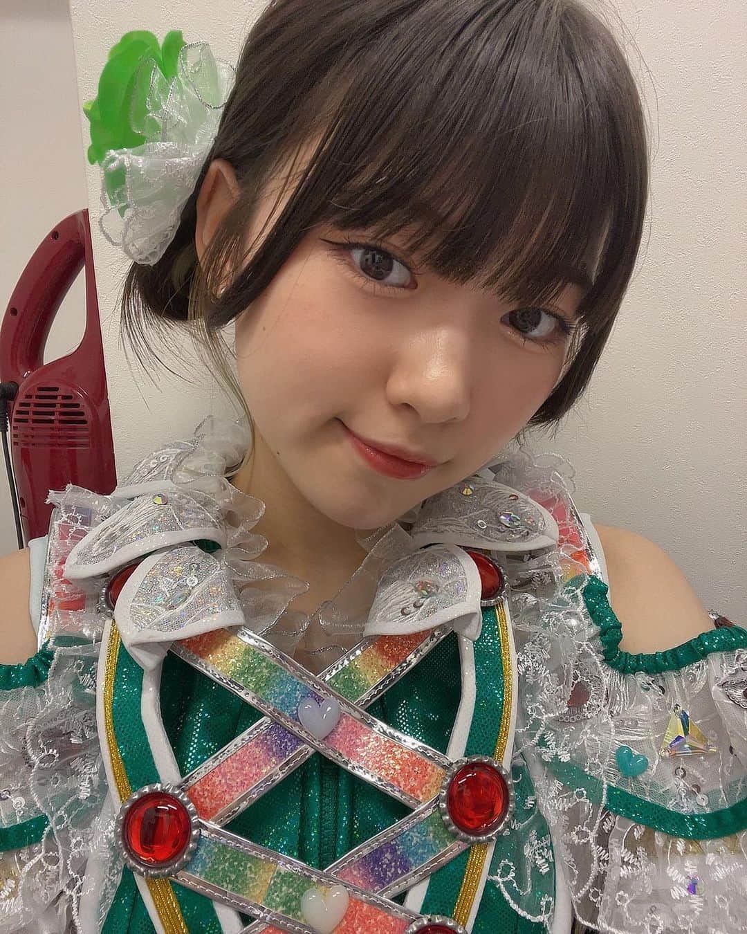 沢村りさのインスタグラム：「今日は久しぶりにおだんごしたよ〜☺︎ ⁡ ⁡ #Lilyofthevalley #リリバリ #沢村りさ #ボブ #インナーカラー #緑 #ブリーチ  #ヘアアレンジ #おだんごヘア #ライブ #osaka #大阪 #衣装 #緑」