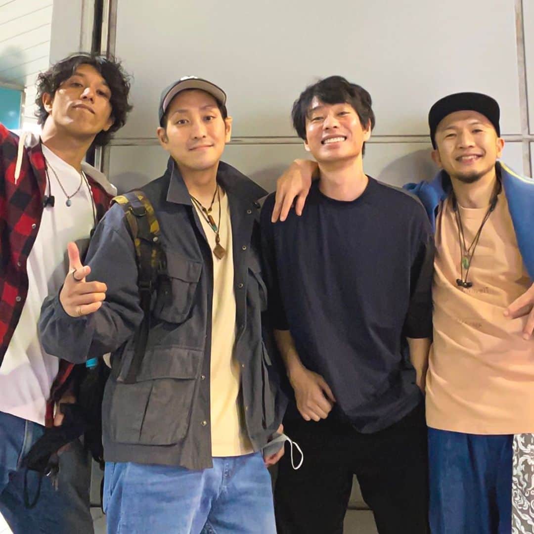 のインスタグラム：「買ったり負けたりカッコつけたりを永遠に繰り返して来た間柄。大人になってもチームメイトと呼べる存在がいるってめっちゃいい。  @suvsan  @dye_designer_bboy  @na0k1_nat_yawaraka   #nat #breakdance」