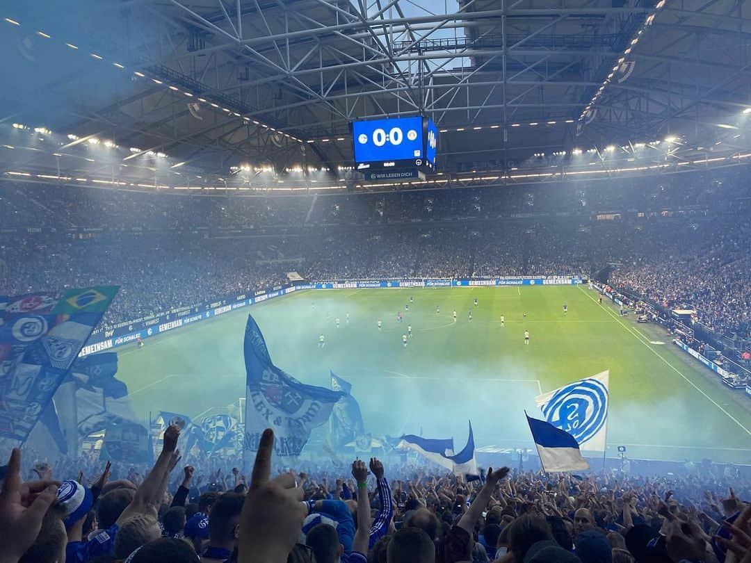 ベネディクト・ヘーヴェデスのインスタグラム：「Was für ein Spiel! Was für eine Stimmung! 😱 unglaublich! Herzlichen Glückwunsch @s04 zum Aufstieg!」