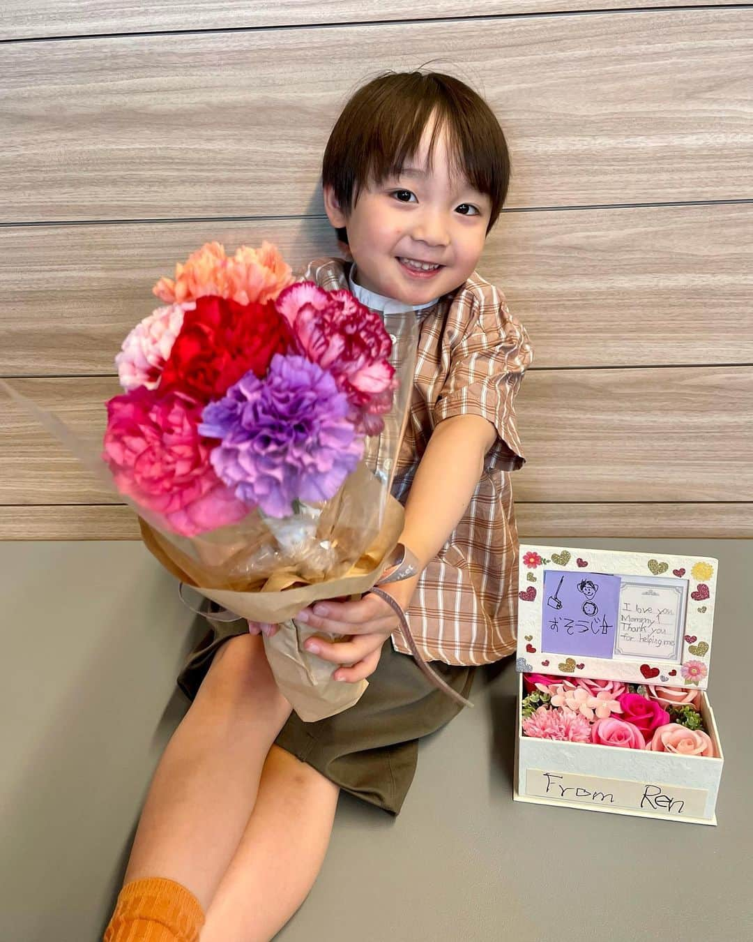 石塚錬のインスタグラム：「. 👦💬「ママ、いつもありがとう👩🌹💐」 #今年は一本ずつ色を選んだカーネーションの花束とバラの石鹸ボックスをプレゼントしたよ🎁🥳💐 #手づくりおそうじ券もついてます🎟✨🧹 . 👦💬「Thanks for everything, Mom👩🌹💐」 #This year I gave a bouquet of carnations and a soap box of roses as a gift🎁🥳💐 #I made a coupon gift of Cleaning🎟✨🧹 . #母の日 #カーネーション #お手伝い券 #ローズ #石鹸 #MOTHER'SDAY #CARNATION#COUPONGIFT #ROSE #SOAP #어버이날 #카네이션 #심부름 쿠폰 #장미 #비누 #วันแม่ #ดอกคาร์เนชั่น #Hari Ibu #Anyelir #母亲节 #康乃馨 #石塚錬 #成長日記 #ishizukaren #renishizuka #이시즈카렌」