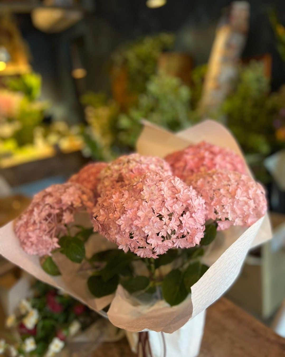 堤俊輔のインスタグラム：「母の日💐  お花のことは @sakurako_hanaya  @sakurakoflower  にお任せすれば間違いなし🤙🏾 いつもありがとうございます✨  #母の日　#いつもありがとう　#花屋　#港　#sakurako」