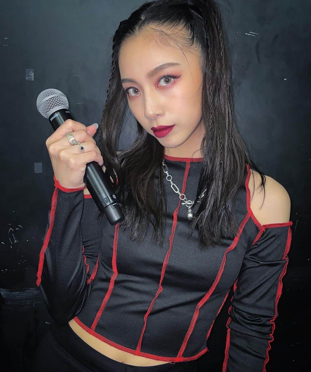 honoka のインスタグラム：「あー！ツアー楽しかったなーー！の 余韻に浸って過ごす１日でした❤️‍🔥 みんなに会えるって 本当に幸せなことやなぁって 改めてとてもとても実感してます。  もう広島と東京公演しか残ってないの😩？ いつもはじまったらすぐ終わっちゃうわ💦 寂しいなぁ、、、🥺  幸せ噛み締めて残りの公演も 楽しみますぞっ✊🔥🔥  公演中は衣装腹ちらやから お腹でーへんようにご飯我慢してるし🤫 今日はいっぱい食べよ (1週間空くから太らんようにしないと。笑)  何食べようかな🤭笑笑」