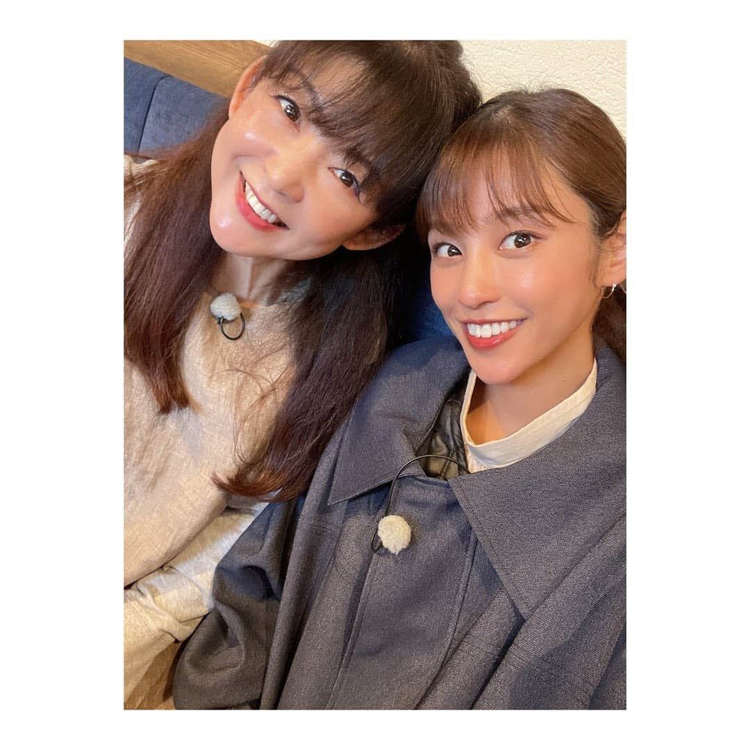 岡副麻希さんのインスタグラム写真 - (岡副麻希Instagram)「. 母の日🌹❤️❤️❤️ ⁡ いつもありがとう👩🏻❤️ 手先が器用で、お裁縫からお花から 最近は天然酵母パン作りに夢中な （菌から育ててるので実家は瓶がたくさん笑） 私とは違ってなんでもできちゃうテキパキさん。 旦那さんのお母さんも本当テキパキさまで なんでもできちゃうのでお世話になりまくりです。 私は「えー！？笑」ばかり言ってる気がする笑 ⁡ いつもありがとうございます🥺❤️ いつまでも元気に、賑やかに、よろしくお願いします🥺♡ ⁡ そんなままさんと 【#ポップUP！】 （#フジテレビ 11時45分〜14時45分） 親子旅にいかせてもらいました🥰 ５月１０日放送です♡ 呑んべえなままさんは朝からワイン🍷 とってもいい思い出になりました。 ありがとうございました🥹❤️❤️  #母の日 #親子旅」5月8日 19時11分 - maki_okazoe_official