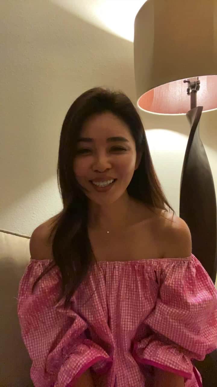 エミ ペインのインスタグラム：「寝る前に少しだけライブ♥️  今回のハワイは皆さんと一緒に 来れたような気持ちで3週間 最高に楽しかったので、皆さんと 一緒に旅の締めくくり〆  みなさん温かいお声をありがとう♥️ ALOHAな気持ちに包まれたまま 明日京都に一旦戻ります✈️  みんなほんまにありがとう♥️♥️♥️  #ハワイ女子旅  #ハワイ2022」