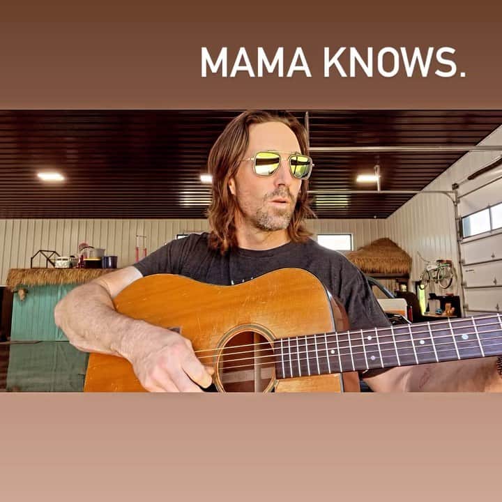 のインスタグラム：「Dear Mom,   Posted some Mama songs to my story… chk em out…love ya.   Your son,   Jake」