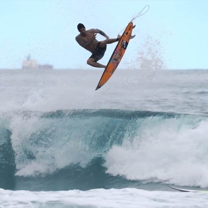 ガブリエル・メディーナのインスタグラム：「Guess who's back? 😏🥷🏻  🎥 @lucasbalbino_」