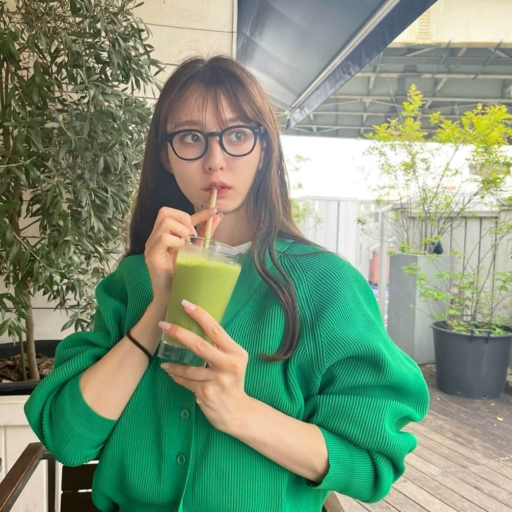 宮原華音さんのインスタグラム写真 - (宮原華音Instagram)「💚💚💚  この春から夏にかけては カラー物の服を選ぶようにしてます💚  似合う？  #カーディガンコーデ #ロンハーマン #ロンハーマンカフェ #ronharmancafe #抹茶ラテ #オーツミルク #眼鏡女子 #cafe #カフェ巡り #カフェ活」5月8日 21時38分 - miyahara_kanon