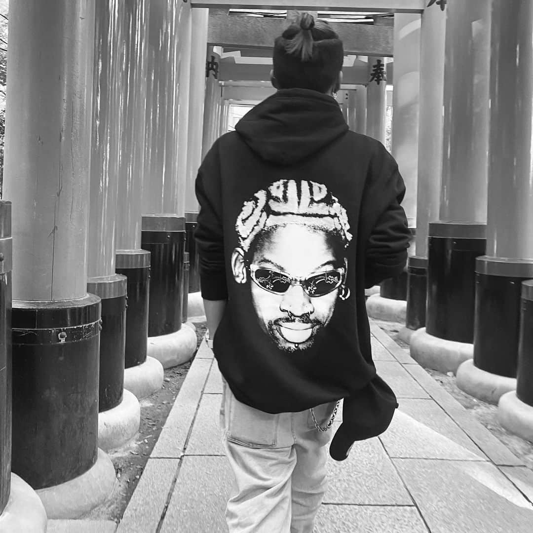 のインスタグラム：「伏見稲荷大社 ・ ・ ・ ・ ・京都綺麗すぎた🥹 秋とかやばいんだろな💭💭 #京都 #神社 #伏見稲荷大社 #千本鳥居 #綺麗 #マンバン #ロッドマン #バスケ #ストリートコーデ #デニム #オシャレさんと繋がりたい #instagram」