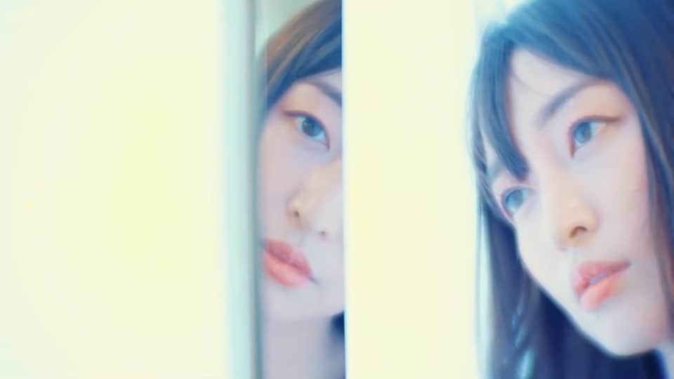 上野なつひのインスタグラム：「数時間前に買ったレンズとは思えないほど使いこなしいい味をだす… 出来上がったもののクオリティが高すぎて本当びっくりしかない。  こんなカッコいい編集になるなんて… そしてこの日も才能あふれるかっこいいメンバーが集まった🌿  撮影 @junpeisuzukiworks   P  @sanomadoka_photo  音楽 @asahi_uchida  Special thanks   @katsuki_kuroyanagi  俳優 @00mine00    @natsuhi」